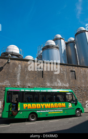 Visite guidée d'Paddywagon tourist bus en face de l'Europe Irlande Dublin Guinness Storehouse Banque D'Images