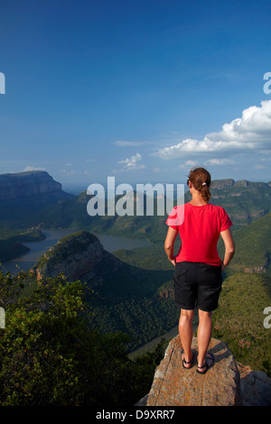 Les touristes à la recherche sur le Blyde River Canyon, Mpumalanga, Afrique du Sud Banque D'Images