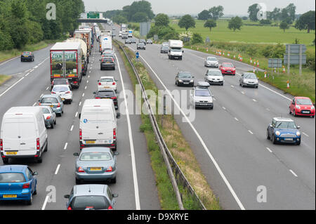 A14 Mise à niveau Trunk Road Cambridge UK 28 juin 2013. Les files d'un fort trafic sur l'A14 road à Bar Hill entre Cambridge et Huntingdon le jour après que le financement a été annoncé pour une mise à niveau de la route souvent encombré. Hier, Danny Alexander, Secrétaire en chef pour le Conseil du Trésor a confirmé l'A14 serait inclus dans une ressource 10 milliards de livres pour améliorer les routes locales et les autoroutes au cours des 6 dernières années. La mise à jour comprendra une section de route à péage. Credit : Julian Eales/Alamy Live News Banque D'Images