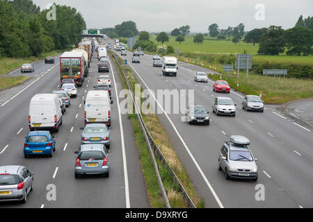 A14 Mise à niveau Trunk Road Cambridge UK 28 juin 2013. Les files d'un fort trafic sur l'A14 road à Bar Hill entre Cambridge et Huntingdon le jour après que le financement a été annoncé pour une mise à niveau de la route souvent encombré. Hier, Danny Alexander, Secrétaire en chef pour le Conseil du Trésor a confirmé l'A14 serait inclus dans une ressource 10 milliards de livres pour améliorer les routes locales et les autoroutes au cours des 6 dernières années. La mise à jour comprendra une section de route à péage. Credit : Julian Eales/Alamy Live News Banque D'Images