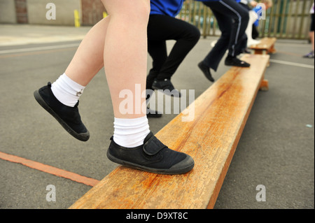 Close up de pieds de l'enfant porter plimsolls dans une école britannique de classe E P Banque D'Images