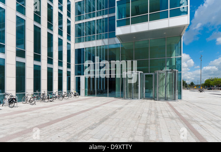 Entrée d'un immeuble de bureaux moderne avec des portes tournantes Banque D'Images