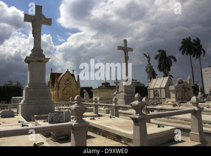 Cimetière Cementerio Cristobal Colon est représenté à la capitale cubaine La Havane, Cuba, 10 avril 2013. Le cimetière a été nommé d'après Christophe Colomb et est l'un des plus grands de l'Amérique latine. La tombe la plus visitée est celle d'Amelia Goyri, mieux connu sous le nom de La Milagrosa, The Miracle Worker, décédé en 1901 après 23 ans d'un enfant mort-né et est considérée comme protectrice des enfants malades et la souffrance des mères. Photo : Peter Zimmermann Banque D'Images