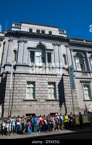 Les gens en face de Bibliothèque nationale d'Irlande (1890) dans la région de Kildare Street Dublin Irlande Europe centrale Banque D'Images