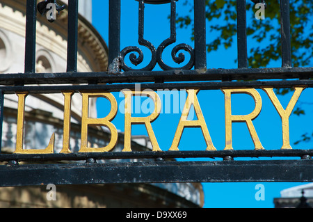 Signe de la Bibliothèque nationale d'Irlande (1890) dans la région de Kildare Street Dublin Irlande Europe centrale Banque D'Images