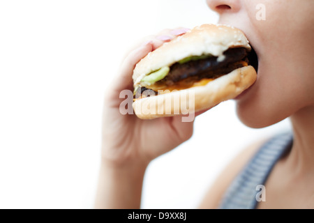 Woman eating hamburger. Vue de côté Banque D'Images