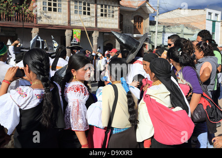 Les femmes autochtones en costumes traditionnels dance à Cotacachi town plaza pendant les festivités du solstice d'Inti Raymi Banque D'Images