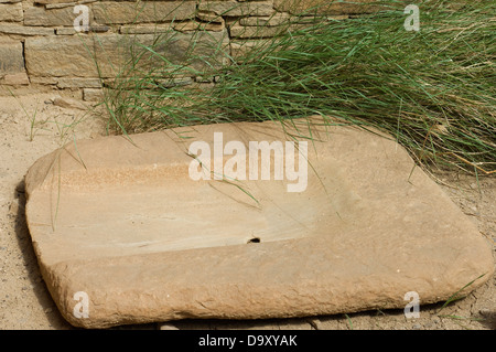 Pierre pour broyer le maïs au Pueblo Bonito, un ancestral Puebloan Anasazi/site dans Chaco Canyon, Nouveau Mexique. Photographie numérique Banque D'Images