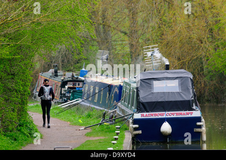 Une vue sur le canal Kennet et Avon à Seend Banque D'Images