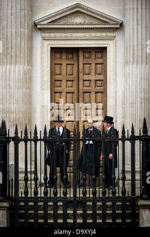 Cambridge, UK. 28 juin 2013. Un jour de la remise des diplômes pour les étudiants de l'Université de Cambridge. Les étudiants et leur famille et en dehors de la file d'frinds Sénat chambre à Cambridge pour le degré des cérémonies. Credit : JAMES LINSELL-CLARK/Alamy Live News Banque D'Images