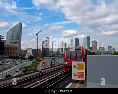 Docklands Light Railway (DLR) train approchant East India DLR Station, Londres, Angleterre, Royaume-Uni Banque D'Images