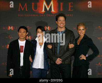 Jet Li, Michelle Yeoh, Brendan Fraser et Maria Bello (l-r) à la photocall de "La Momie : la tombe de l'Empereur Dragon'. Banque D'Images