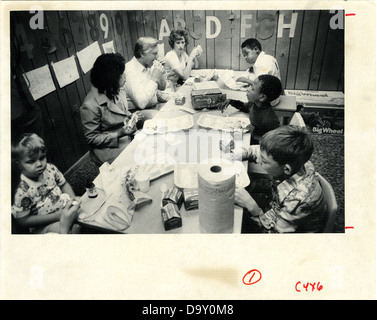 Gouverneur Cliff Finch mange avec les enfants de l'école, septembre 1976. Banque D'Images