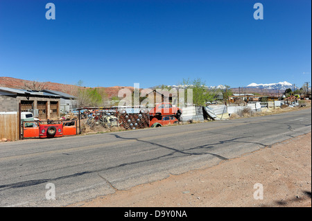 Parc à ferrailles plein de voitures et camionnettes Volkswagen. Près de Moab, Utah, USA. Banque D'Images