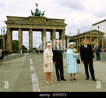 Monika Diepgen, le Prince Philipp, La Reine Elizabeth II et le maire de Berlin, Eberhard Diepgen en face de la porte de Brandebourg. Banque D'Images