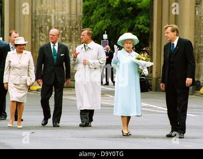 Monika Diepgen, le Prince Philipp, La Reine Elizabeth II et le maire de Berlin, Eberhard Diepgen en face de la porte de Brandebourg. Banque D'Images