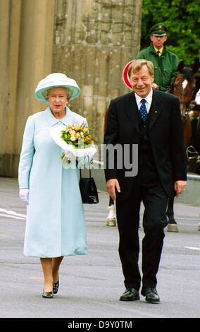 La reine Elizabeth II et le maire de Berlin, Eberhard Diepgen en face de la porte de Brandebourg. Banque D'Images