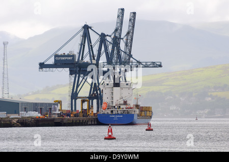 Bateau à conteneurs amarré à Greenock sur la rivière Clyde, Écosse, Royaume-Uni, Europe Banque D'Images