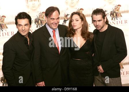 Erol Sander, réalisateur Oliver Stone, Angelina Jolie et Colin Farrell (L-R) à la première Allemande de 'Alexander' à Cologne. Banque D'Images