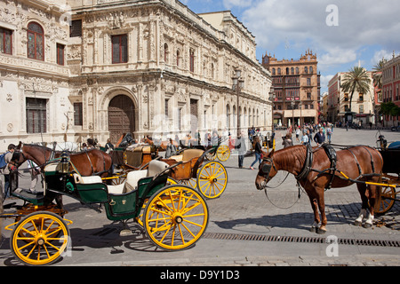 Hôtel de Ville (mairie) et de voitures à cheval sur la Plaza de San Francisco à Séville, Espagne. Banque D'Images