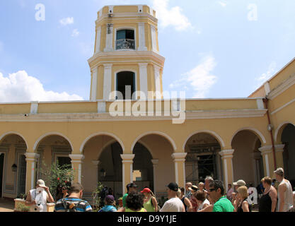 Les touristes visitent le Musée Palacio Cantero (city museum), également appelé Museo Historico Municipal à Trinidad, Cuba, 15 avril 2013. Photo : Peter Zimmermann Banque D'Images