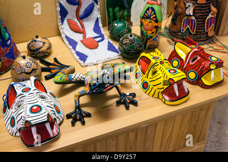 Les couleurs de l'image des masques, statues et objets sculptés assis sur une étagère en bois dans le jardins Kanapaha Centre d'accueil. Banque D'Images