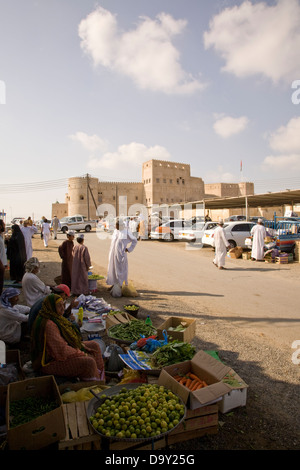 Animé d'un marché de fruits et légumes de la parka District de Muscat, Oman. Banque D'Images