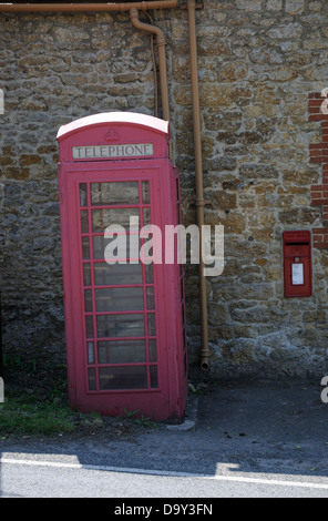 La vieille Angleterre postbox cabine téléphonique Banque D'Images