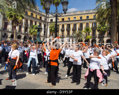 Les femmes qui font de la gymnastique dans Plaça Reial du Quartier Gothique de Barcelone, Espagne 3 Banque D'Images