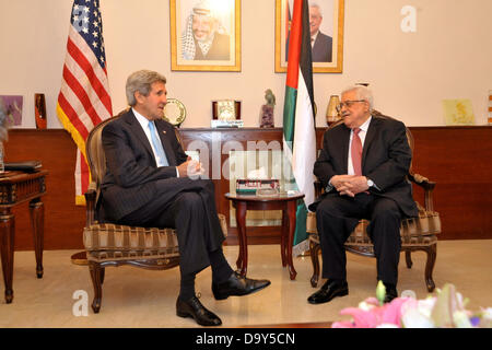 Le secrétaire d'Etat américain John Kerry se réunit avec le président de l'Autorité palestinienne Mahmoud Abbas, le 28 juin 2013 à Amman, Jordanie. Banque D'Images