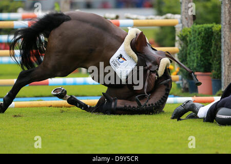 Cavalier allemand Andreas Kreuzer tombe de son cheval au cours de l'Balounito Prize de Rhénanie du Nord-Westphalie à CHIO à Aix-la-Chapelle, Allemagne, le 28 juin 2013. Photo : ROLF VENNENBERND Banque D'Images