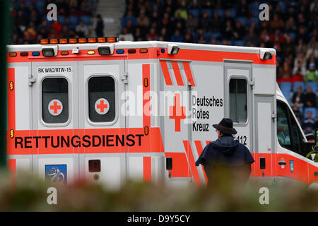 Cavalier allemand Andreas Kreuzer est emmené dans une ambulance après une chute de cheval lors d'Balounito le prix de Rhénanie du Nord-Westphalie à CHIO à Aix-la-Chapelle, Allemagne, le 28 juin 2013. Photo : ROLF VENNENBERND Banque D'Images