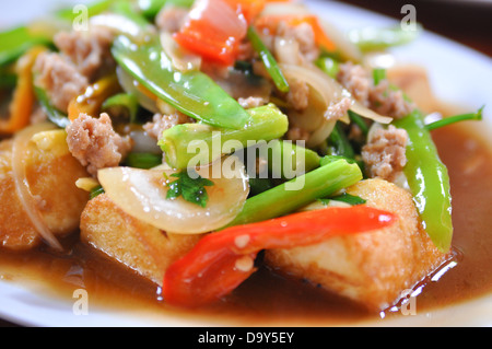 Tofu frit avec asperges Banque D'Images