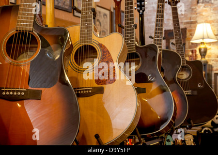 L'aile et Alvarez guitares acoustiques sur l'affichage dans un magasin de musique à Micanopy, en Floride. Banque D'Images