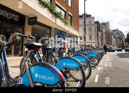 Un rang de Boris Bikes / location de vélos Barclays sur Curzon Street, Mayfair London Banque D'Images