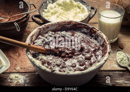 Ingrédients pour du chocolat fait maison avec des écrous Banque D'Images