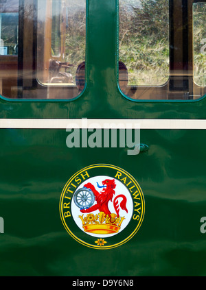 Old British Railways logo sur train de voyageurs à Ecclesbourne Valley Railway Wirksworth Derbyshire Dales England UK Banque D'Images
