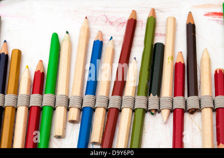 Crayons de couleur à l'intérieur du boîtier Banque D'Images