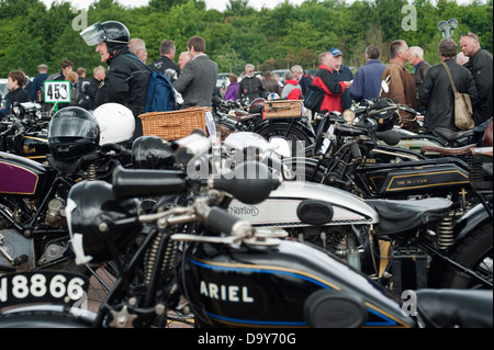 Le Vintage Motorcycle Club's run banbury qui prend place à l'heritage motor centre à gaydon, Warwickshire, Angleterre, Royaume-Uni. Banque D'Images