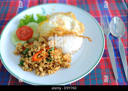 Riz frit au poulet au basilic thaï, recette épicé Banque D'Images