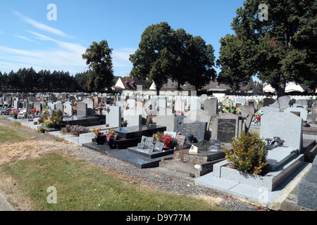 Vue générale à travers les pierres tombales dans le cimetière communal français St Pierre, Amiens, Somme, Picardie, France. Banque D'Images