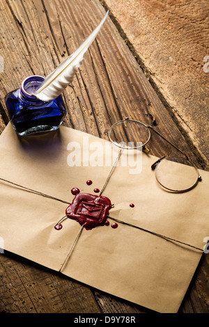 Encrier d'encre bleu et rouge avec l'enveloppe d'étanchéité Banque D'Images