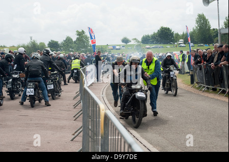 Le Vintage Motorcycle Club's run banbury qui prend place à l'heritage motor centre à gaydon, Warwickshire, Angleterre, Royaume-Uni. Banque D'Images