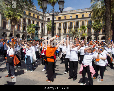 Les femmes qui font de la gymnastique dans Plaça Reial du Quartier Gothique de Barcelone, Espagne 2 Banque D'Images