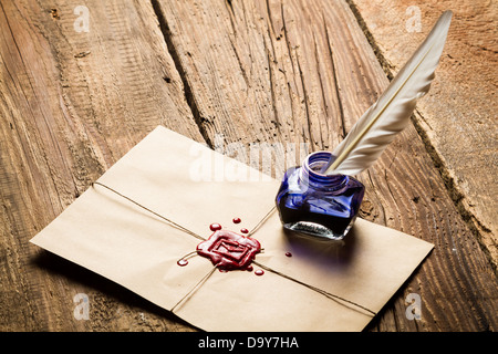 Encrier d'encre bleu et rouge avec l'enveloppe d'étanchéité Banque D'Images