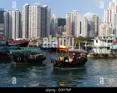 dh Chinois sampan ABERDEEN HARBOUR HONG KONG ASIE High lever résidentiel gratte-ciel appartements bateaux île Banque D'Images