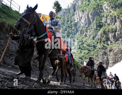 Baltal, Cachemire indien 28 Juin 2013.passionnés d'Hindu à pied durant leur pèlerinage de Baltal Camp de base à la Sainte Grotte Amarnath Shrine, à Baltal . Chaque année, des centaines de milliers de pèlerins à travers les montagnes perfides en révolte-déchiré le Cachemire, le long de rivières glacées, des glaciers et des lacs gelés, des laissez-passer pour atteindre l'Amarnath grotte, située à une altitude de 3 857 mètres (12 729 pieds), où un Shiva Lingam, une stalagmite de glace en forme de phallus et symbolisant le dieu hindou Shiva, est synonyme de culte. (Sofi Suhail/ Alamy Live News) Banque D'Images