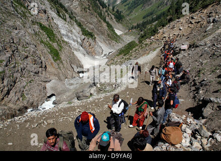 Baltal, Cachemire indien 28 Juin 2013.passionnés d'Hindu à pied durant leur pèlerinage de Baltal Camp de base à la Sainte Grotte Amarnath Shrine, à Baltal . Chaque année, des centaines de milliers de pèlerins à travers les montagnes perfides en révolte-déchiré le Cachemire, le long de rivières glacées, des glaciers et des lacs gelés, des laissez-passer pour atteindre l'Amarnath grotte, située à une altitude de 3 857 mètres (12 729 pieds), où un Shiva Lingam, une stalagmite de glace en forme de phallus et symbolisant le dieu hindou Shiva, est synonyme de culte. (Sofi Suhail/ Alamy Live News) Banque D'Images