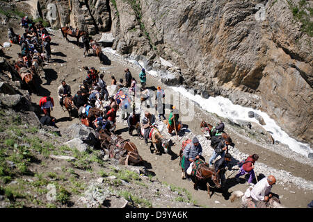 Baltal, Cachemire indien 28 Juin 2013.passionnés d'Hindu à pied durant leur pèlerinage de Baltal Camp de base à la Sainte Grotte Amarnath Shrine, à Baltal . Chaque année, des centaines de milliers de pèlerins à travers les montagnes perfides en révolte-déchiré le Cachemire, le long de rivières glacées, des glaciers et des lacs gelés, des laissez-passer pour atteindre l'Amarnath grotte, située à une altitude de 3 857 mètres (12 729 pieds), où un Shiva Lingam, une stalagmite de glace en forme de phallus et symbolisant le dieu hindou Shiva, est synonyme de culte. (Sofi Suhail/ Alamy Live News) Banque D'Images