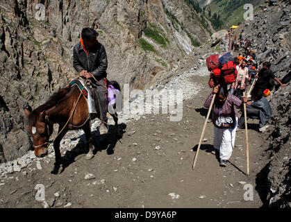 Baltal, Cachemire indien 28 Juin 2013.passionnés d'Hindu à pied durant leur pèlerinage de Baltal Camp de base à la Sainte Grotte Amarnath Shrine, à Baltal . Chaque année, des centaines de milliers de pèlerins à travers les montagnes perfides en révolte-déchiré le Cachemire, le long de rivières glacées, des glaciers et des lacs gelés, des laissez-passer pour atteindre l'Amarnath grotte, située à une altitude de 3 857 mètres (12 729 pieds), où un Shiva Lingam, une stalagmite de glace en forme de phallus et symbolisant le dieu hindou Shiva, est synonyme de culte. (Sofi Suhail/ Alamy Live News) Banque D'Images